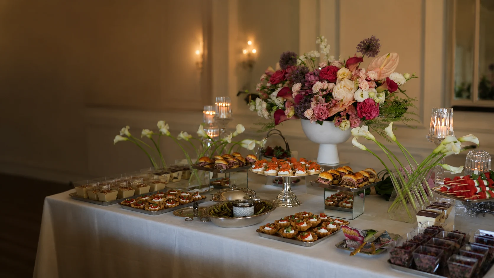 Hannelise Catering için çiçekli ve kanapeli davet büfesi